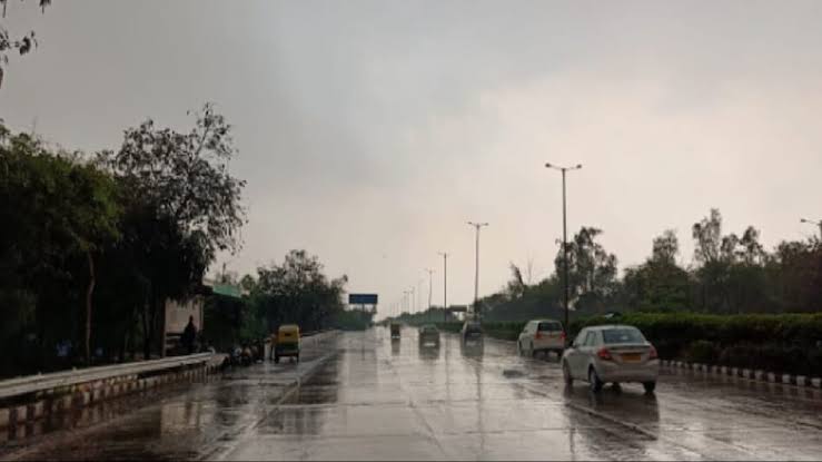 दिल्ली-एनसीआर में मौसम का मिजाज बदला, कई जगहों पर बारिश के साथ अलर्ट जारी