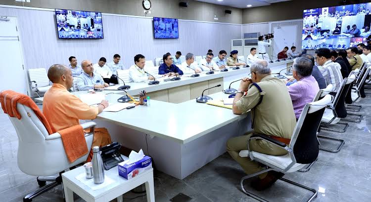 त्योहारों पर सतर्कता बरतें, सौहार्द बिगाड़ने वालों पर हो सख्त कार्रवाई: सीएम योगी