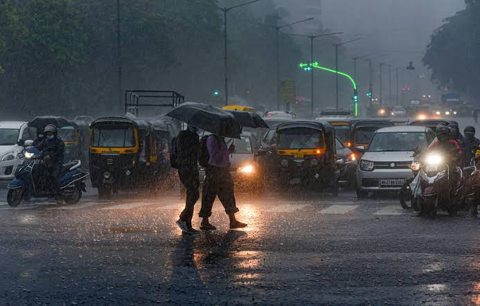 देश में 9 दिन पहले पहुंचा मानसून, दिल्ली से यूपी तक भारी बारिश का अलर्ट