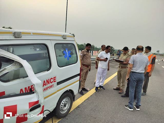 अमेठी: पूर्वांचल एक्सप्रेसवे पर भीषण हादसा, एंबुलेंस सवार पांच लोगों की मौत