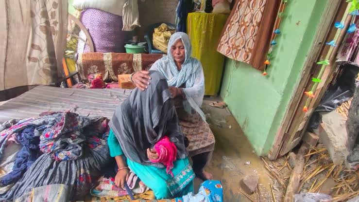 मजदूर के घर की छत बारिश में ढही, बच्चे को बचाते हुए महिला घायल