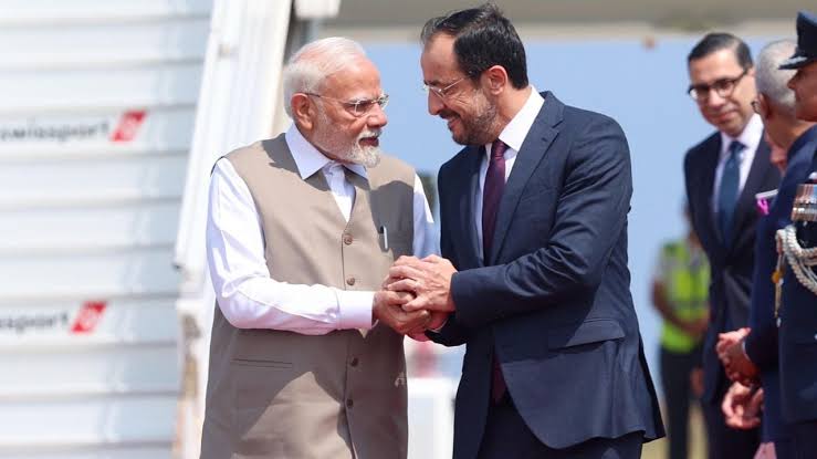 साइप्रस पहुंचे पीएम मोदी, राष्ट्रपति निकोस ने किया भव्य स्वागत