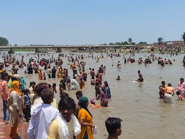 शुकतीर्थ में आस्था का सैलाब, गंगा दशहरा पर्व श्रद्धा और भक्ति के साथ मनाया गया