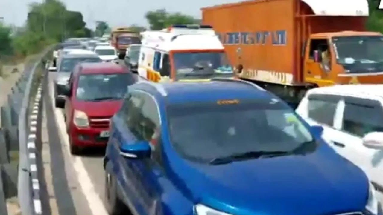 उत्तराखंड में उमड़ी पर्यटकों की भीड़, मसूरी में भीषण जाम से जनजीवन प्रभावित