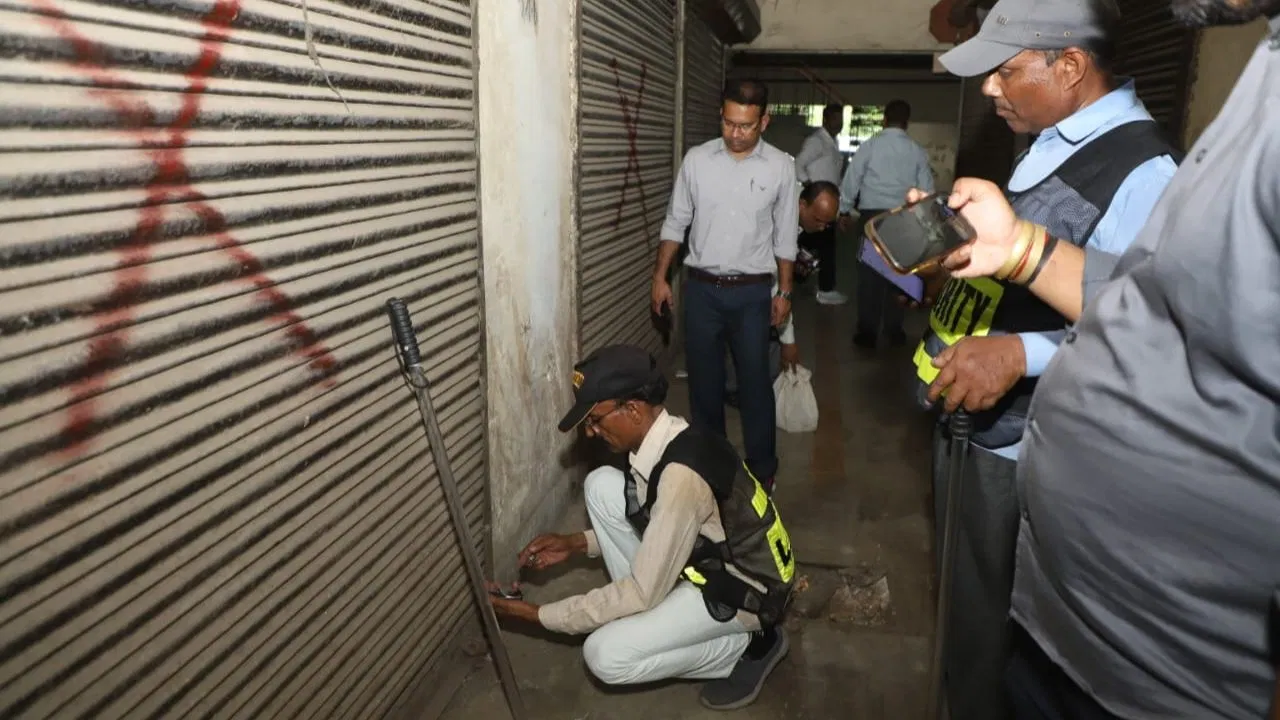 सहारा बाजार की दुकानें सील, एलडीए ने लीज उल्लंघन पर की कार्रवाई