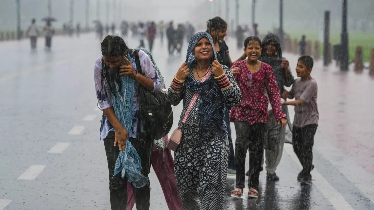 देशभर में सक्रिय हुआ मानसून, दिल्ली सहित कई राज्यों में भारी बारिश का अलर्ट जारी