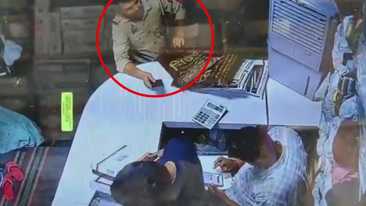 मेरठ के दारोगा चोरी करते कैमरे में कैद, एसएसपी ने किया निलंबन