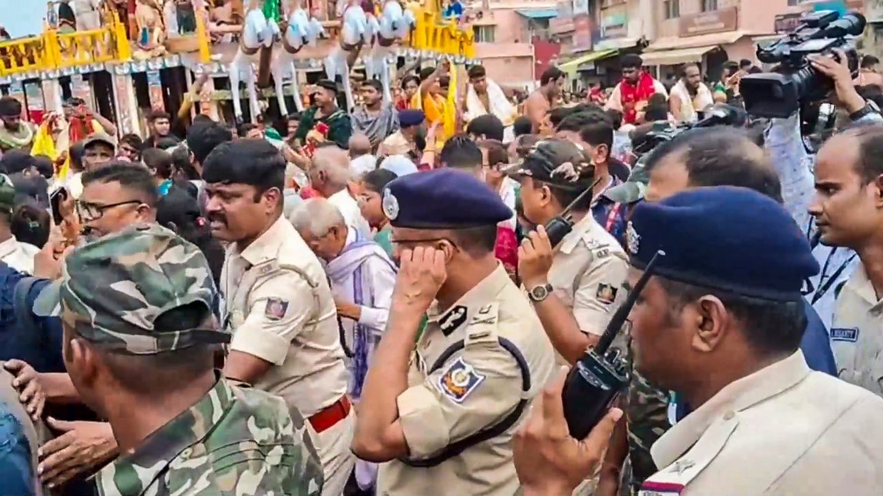 पुरी भगदड़ पर सरकार का बड़ा एक्शन: डीएम-एसपी का तबादला, दो अधिकारी निलंबित