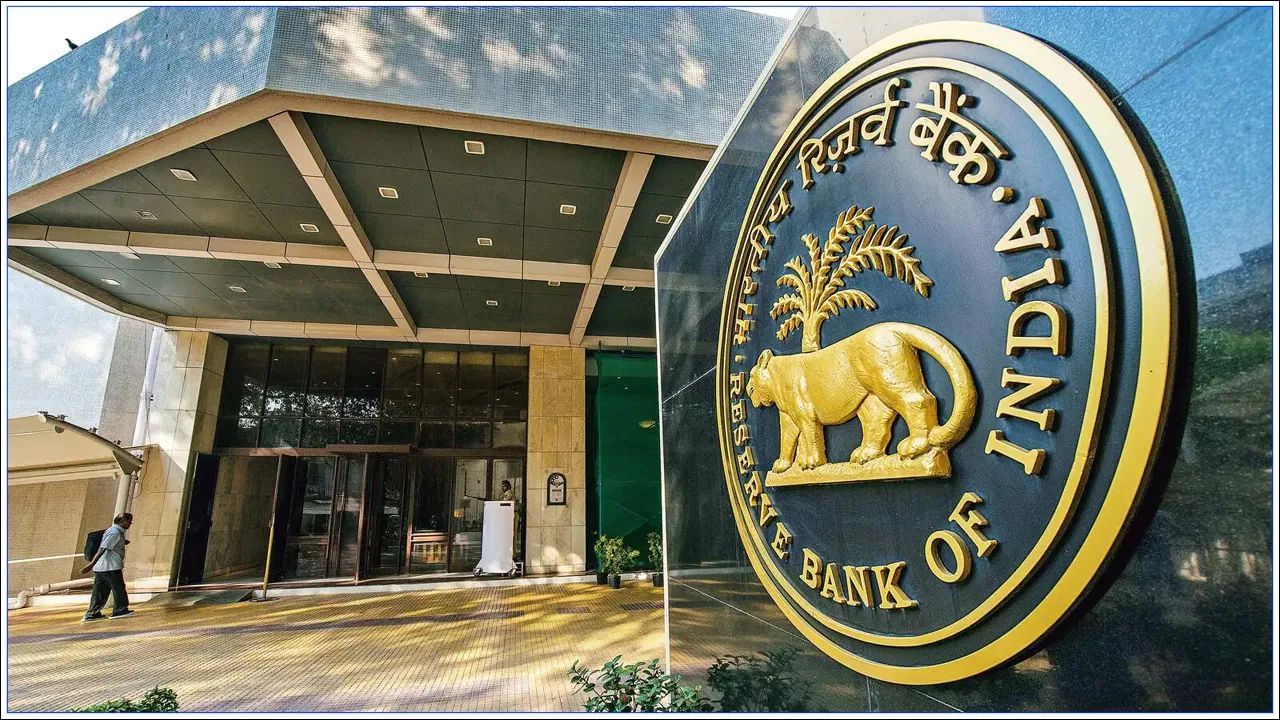 आरबीआई के फैसले का असर: 73% एटीएम से निकल रहे 100-200 रुपये के नोट