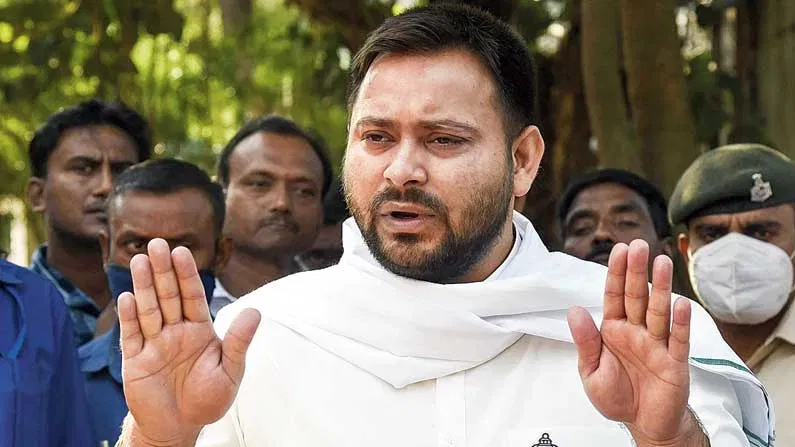 तेजस्वी के कार्यक्रम में भीड़ बेकाबू, टूटा बापू सभागार का शीशा