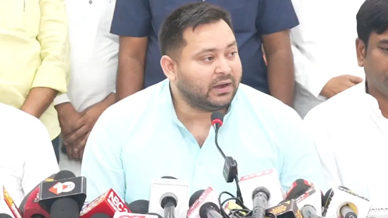 बिहार दौरे पर पीएम मोदी, तेजस्वी ने विकास और भ्रष्टाचार को लेकर घेरा