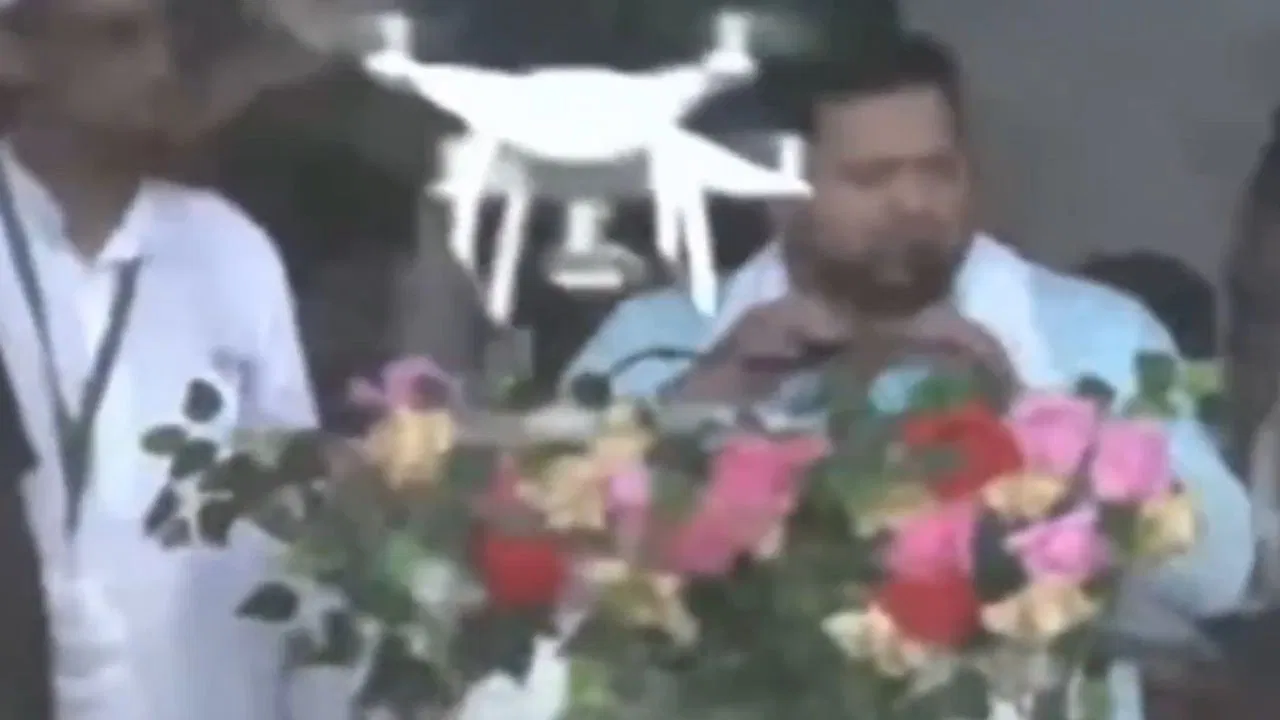 गांधी मैदान रैली के दौरान तेजस्वी यादव के मंच से टकराया ड्रोन, बाल-बाल बचे नेता
