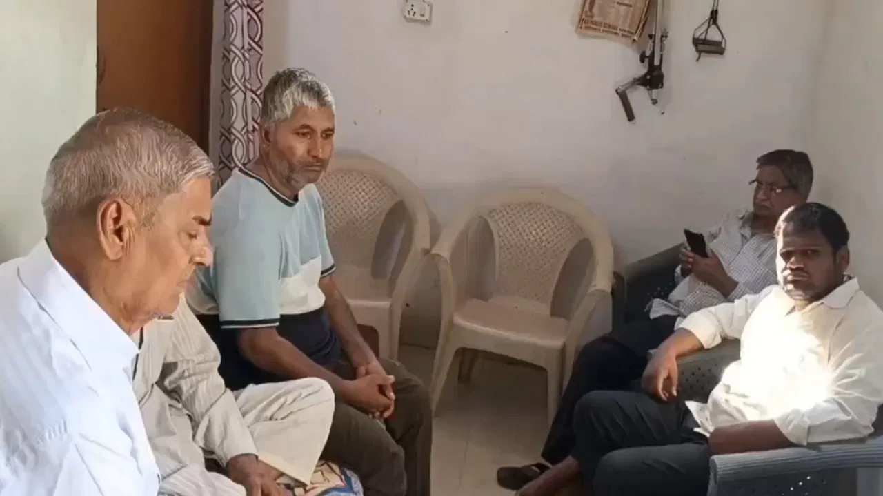 चलती ट्रेन में सीट को लेकर विवाद, युवक की पीट-पीटकर हत्या