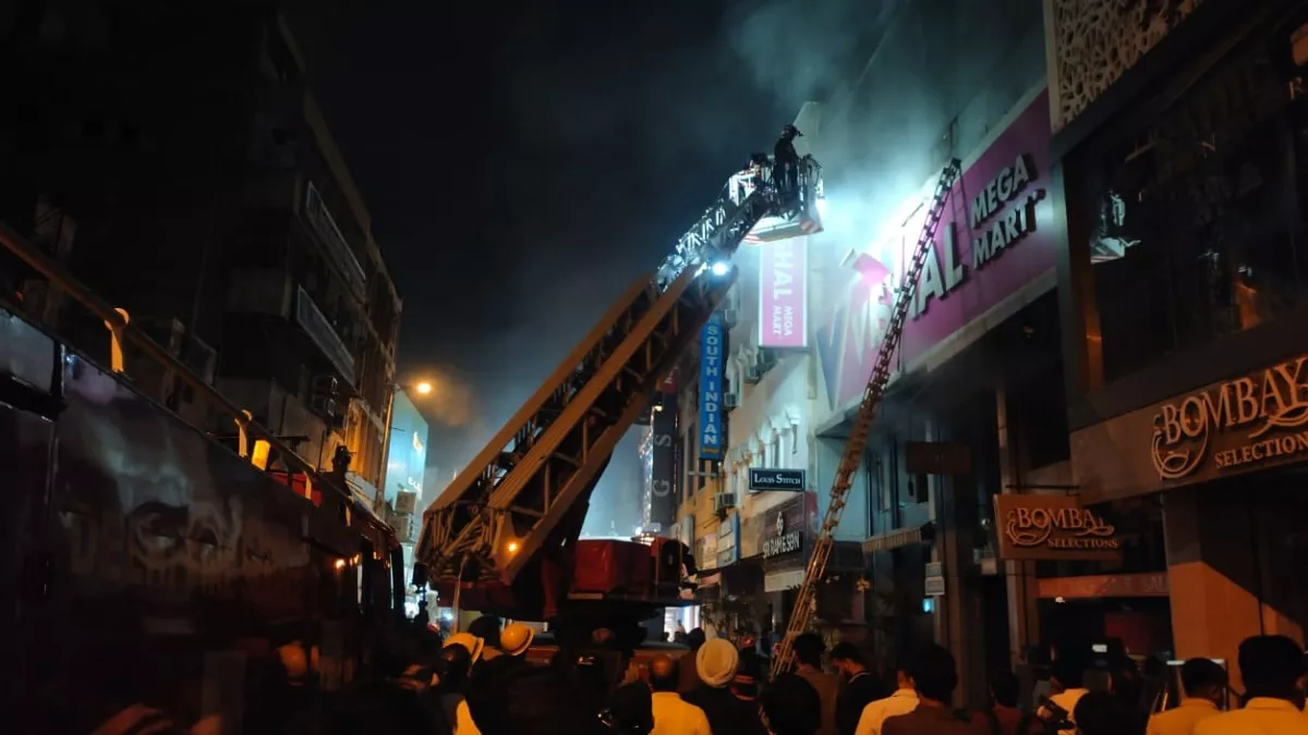 करोल बाग के विशाल मेगा मार्ट में भीषण आग, एक व्यक्ति के लापता होने की आशंका