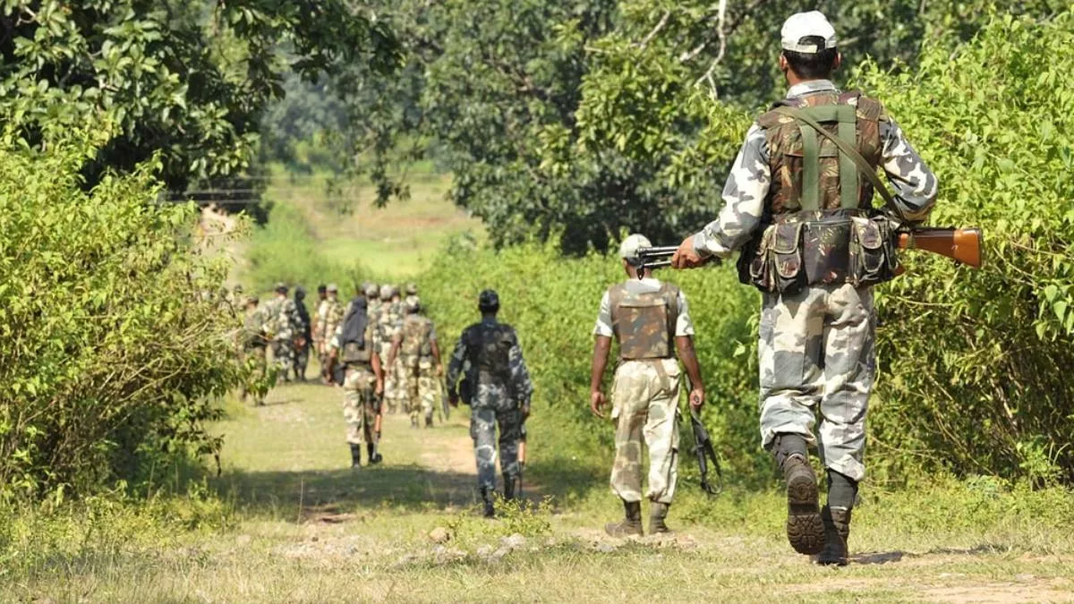 बीजापुर में सुरक्षाबलों और नक्सलियों के बीच मुठभेड़, दो माओवादी ढेर