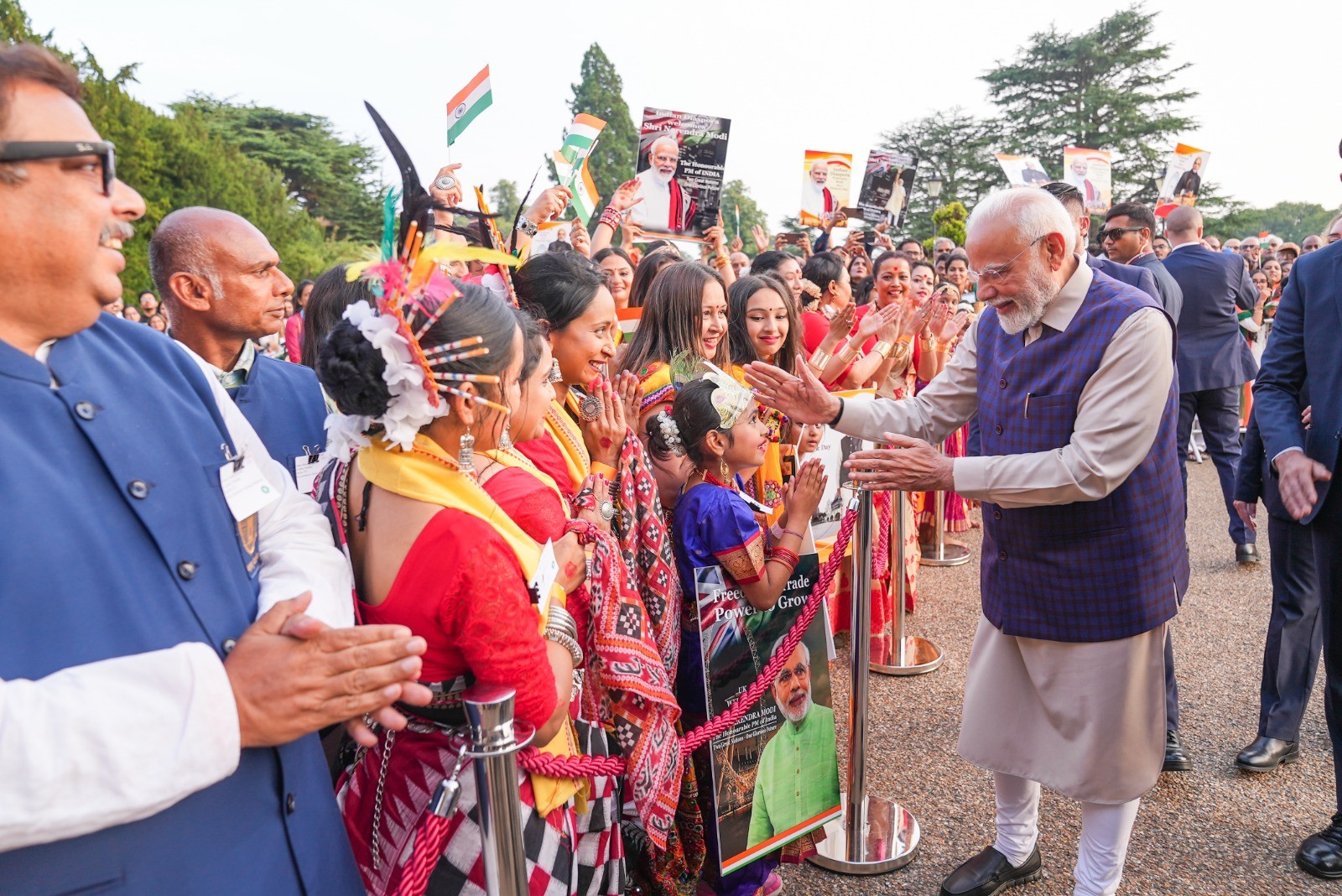 लंदन में गूंजा 'मोदी-मोदी', बिहू नृत्य और ढोल से हुआ पीएम का भव्य स्वागत