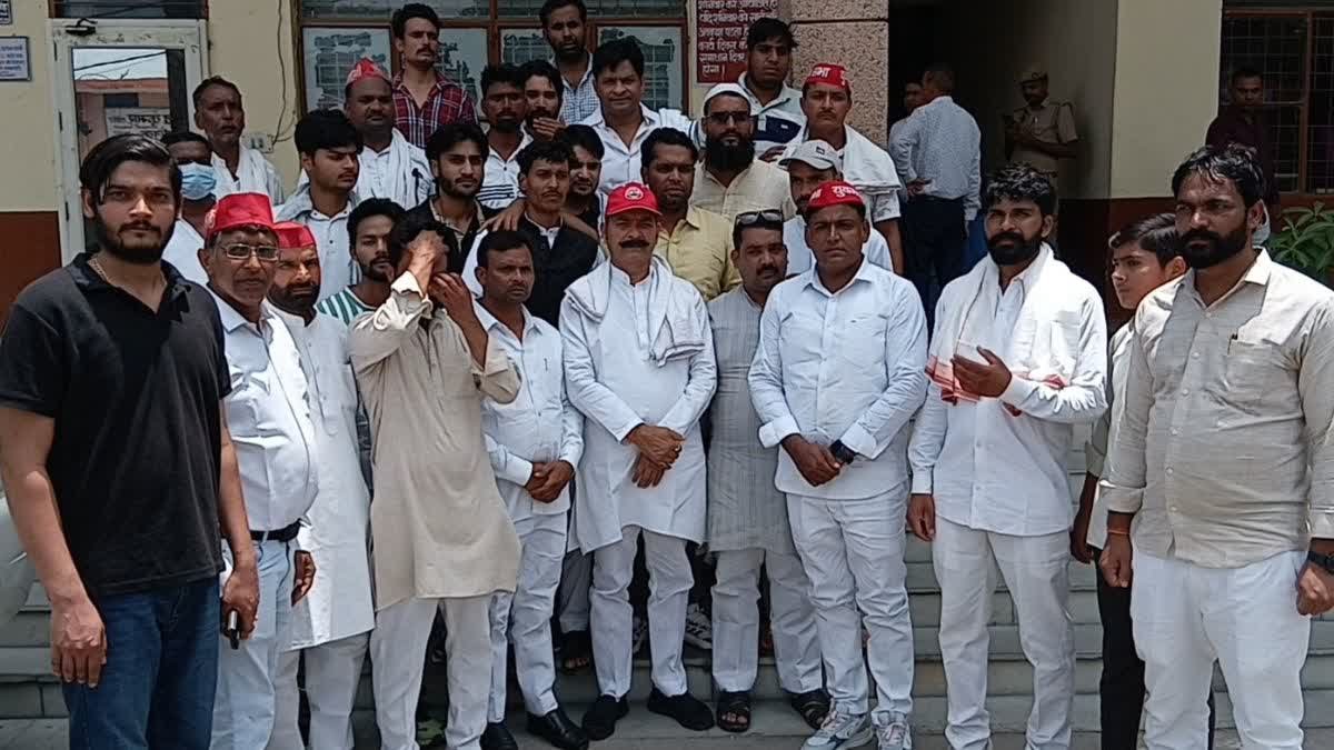 शामली कलेक्ट्रेट में गरजे सपा कार्यकर्ता, सांसद से बदसलूकी पर भड़के