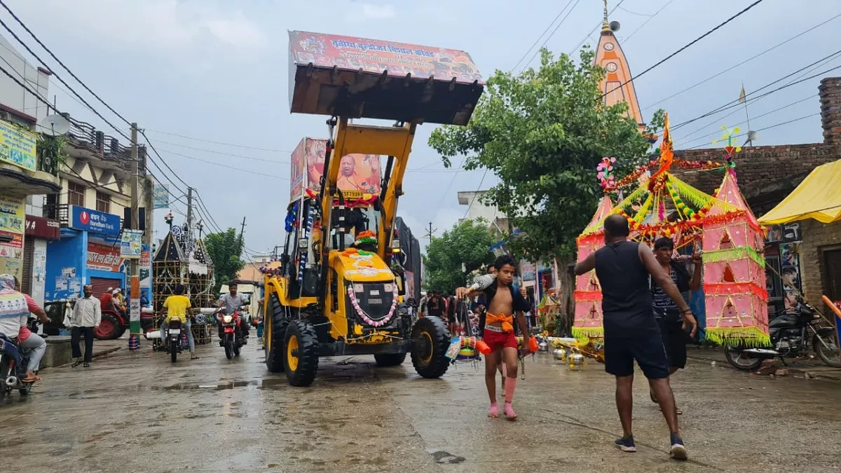 बुलडोजर कांवड़ के साथ पहुंचे कांवड़िए, बोले- योगी बाबा बनें देश के अगले प्रधानमंत्री