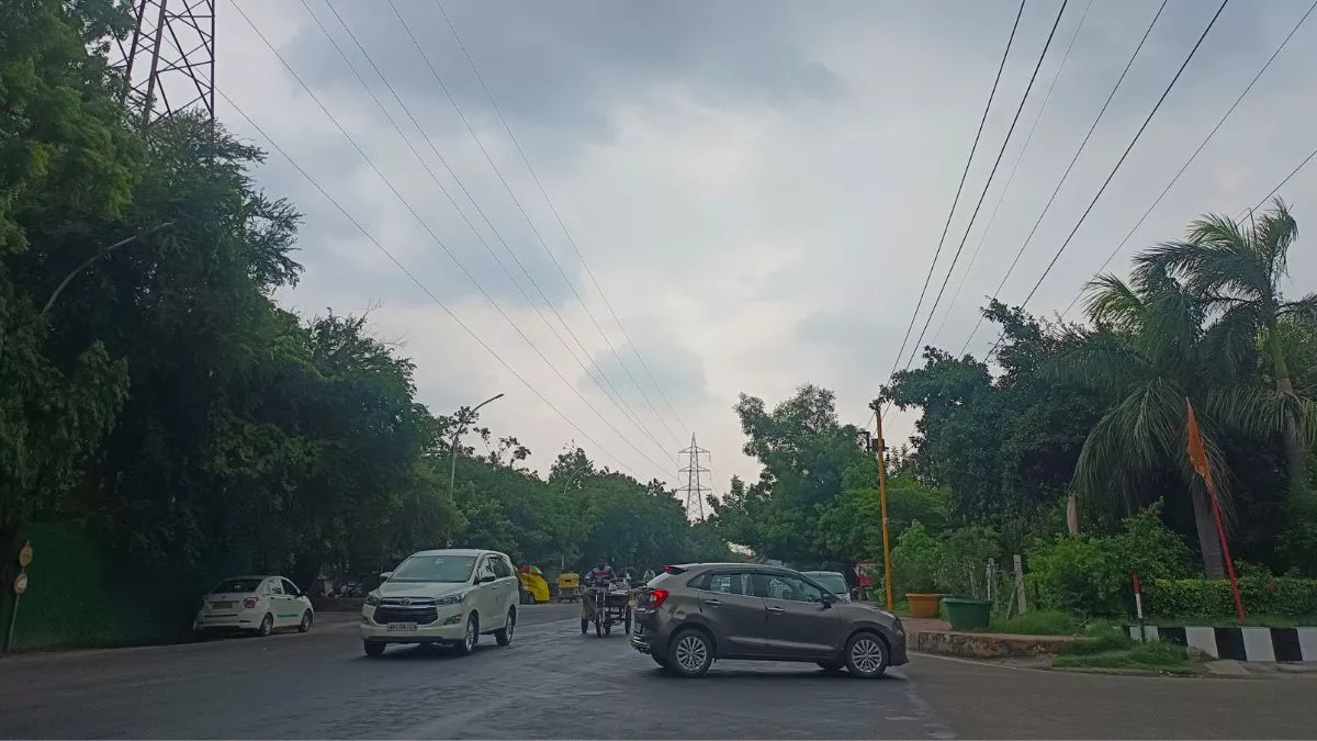 काले बादलों ने घेरा आसमान, दिल्ली-एनसीआर में झमाझम बारिश के आसार