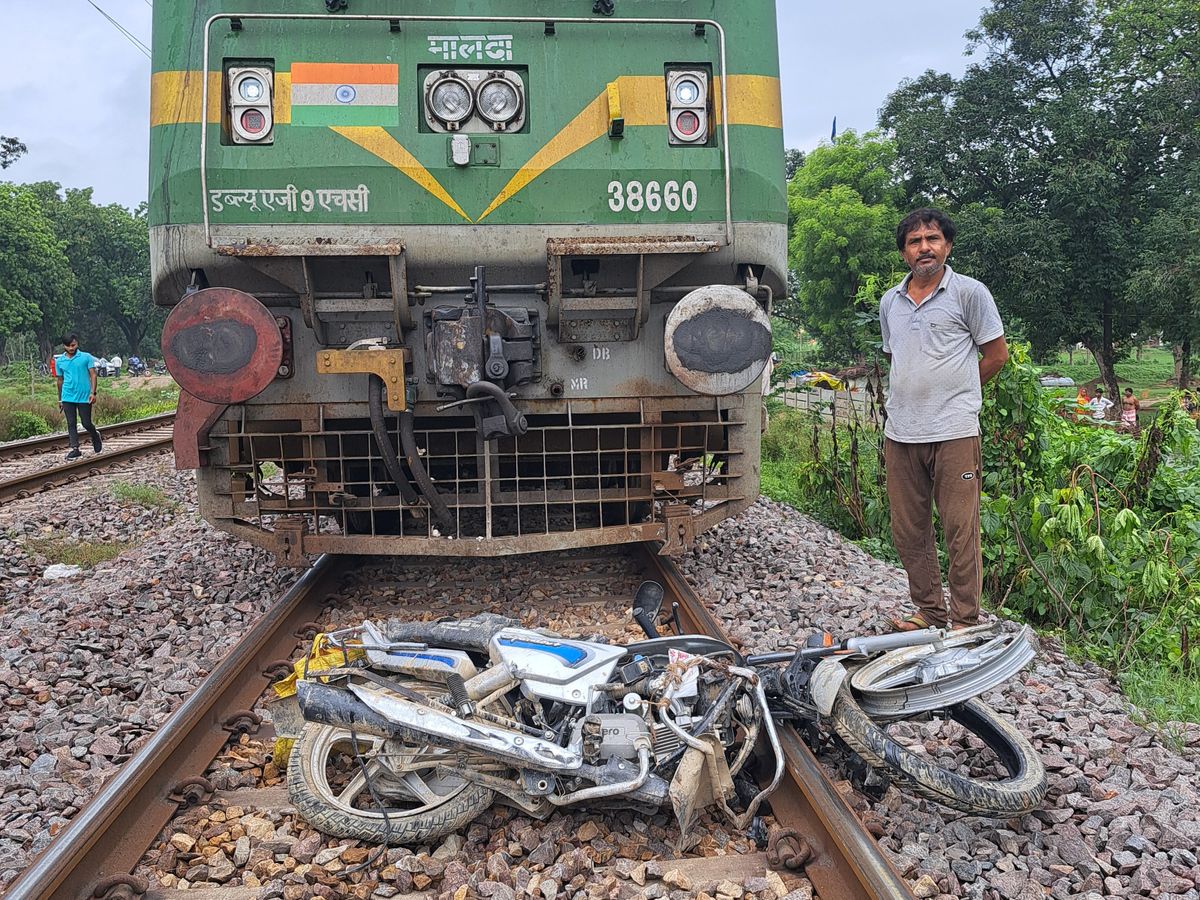 लखनऊ-वाराणसी रेलखंड पर बंद फाटक पार करते समय ट्रेन से टकराई बाइक