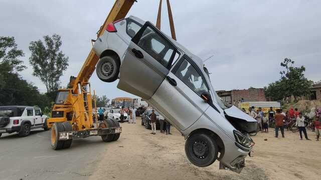 तेज रफ्तार रोडवेज बस ने कार को मारी टक्कर, युवती समेत छह लोग गंभीर घायल