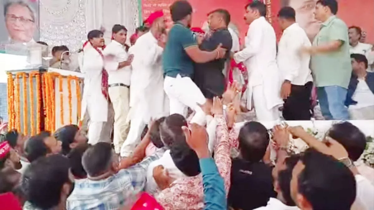 अलीगढ़: मंच पर कुर्सी को लेकर घमासान, आपस में भिड़े सपा कार्यकर्त्ता
