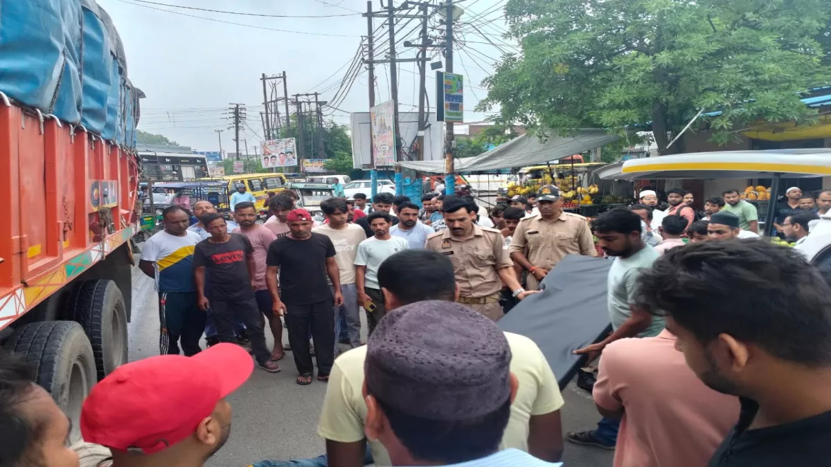 युवक ने ट्रक के पहिए के नीचे आकर दी जान, मौके पर मौत
