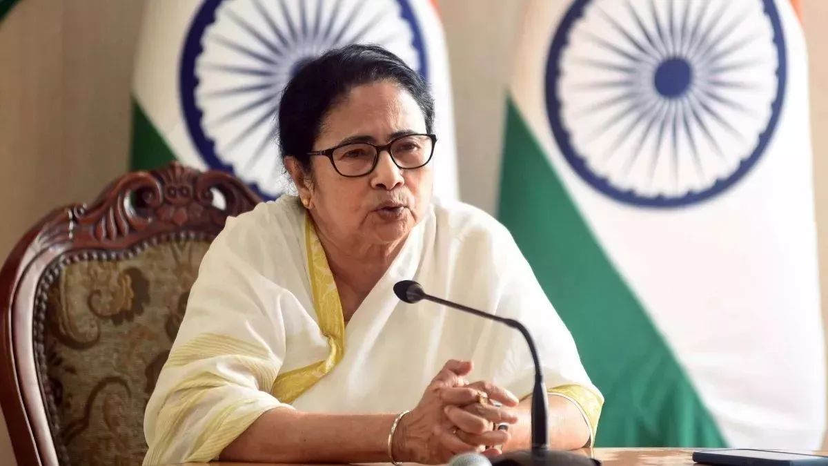 भाजपा शासित राज्यों में बंगालियों पर हो रहे अत्याचार पर चुप क्यों हैं आयोग: ममता बनर्जी