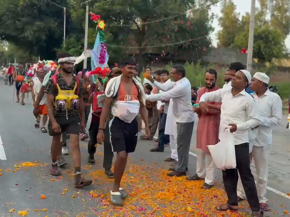 अमरोहा में सांप्रदायिक सौहार्द की तस्वीर, मुस्लिम समुदाय ने कांवड़ियों पर बरसाए फूल