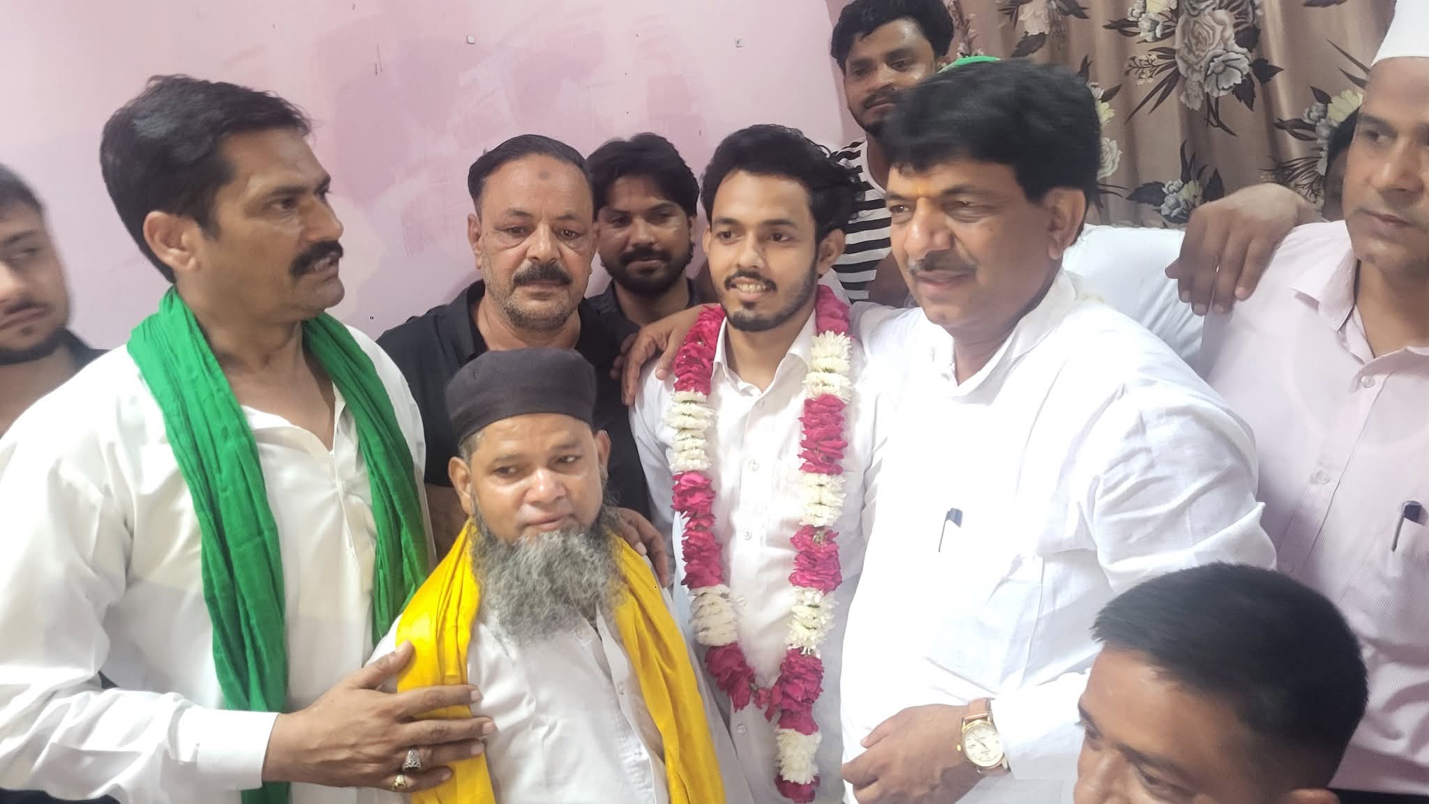 सीएम योगी के निर्देश पर पहुंचे मंत्री, नीट में सफल छात्रों को किया सम्मानित