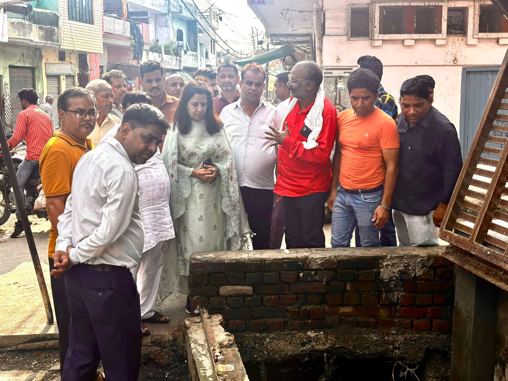 मुजफ्फरनगर: जलभराव से जूझते वार्डों में चेयरपर्सन ने किया निरीक्षण