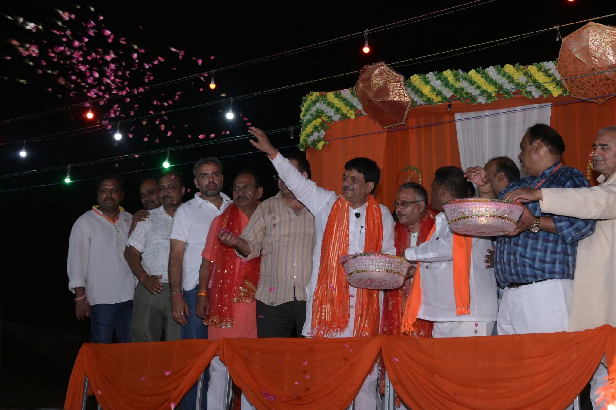 हरिद्वार-पुरकाजी बॉर्डर पर कांवड़ियों का पुष्पवर्षा से हुआ स्वागत