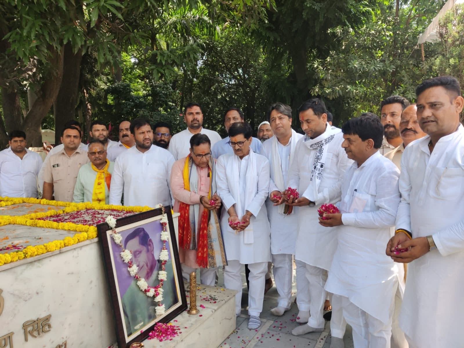 पूर्व उपमुख्यमंत्री बाबू नारायण सिंह की 38वीं पुण्यतिथि पर उमड़ा श्रद्धा का सैलाब