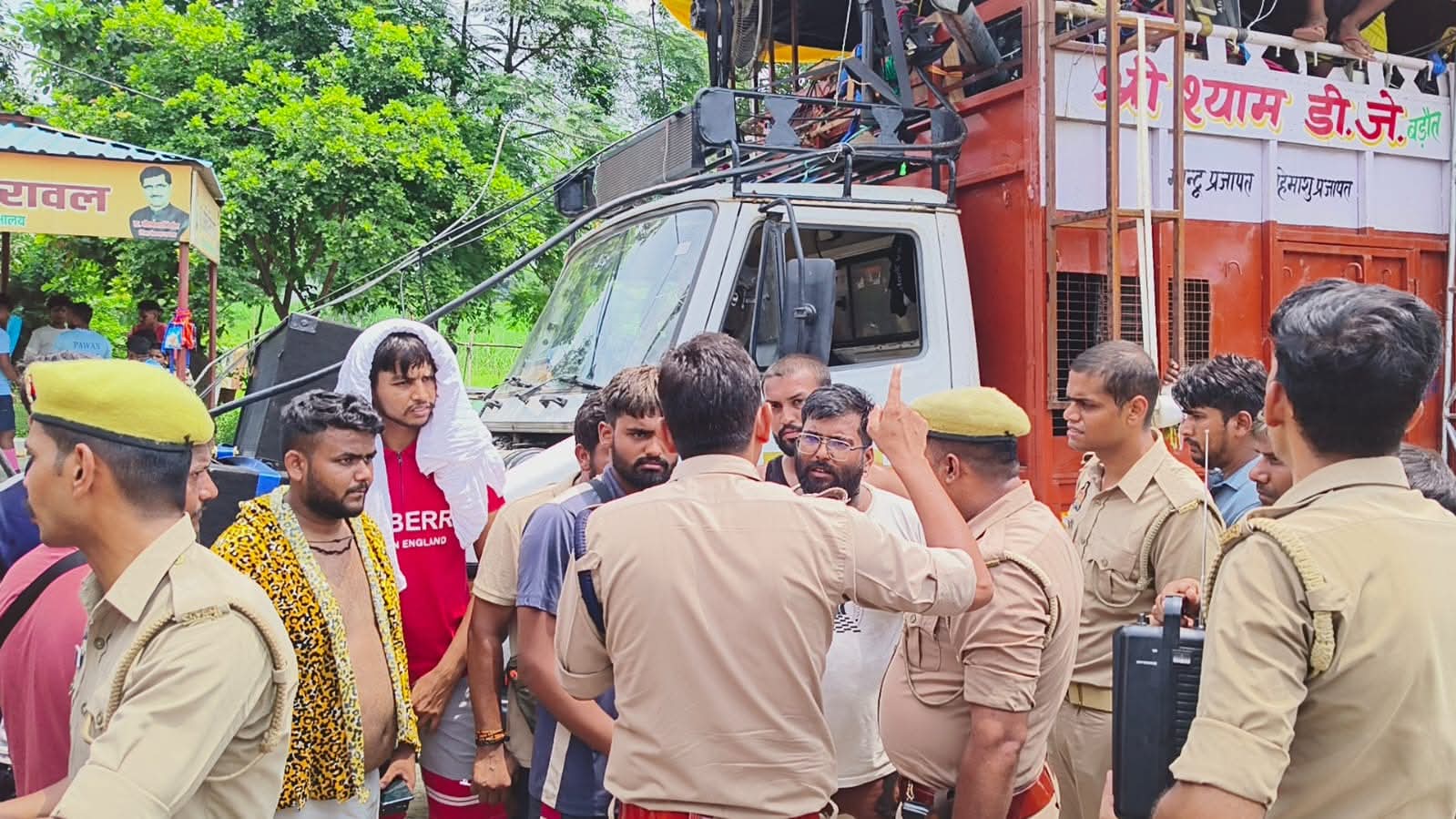 कांवड़ यात्रा में रास्ता भटके दिल्ली व नोएडा के किशोर, पुलिस ने परिजनों से मिलवाया