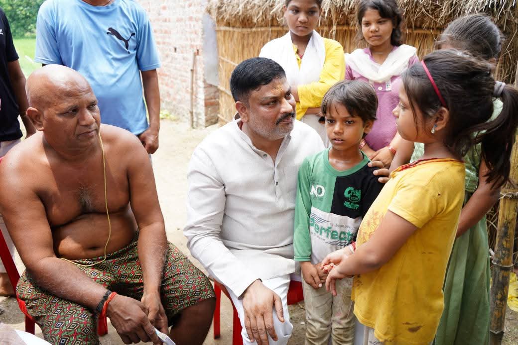 सरयू पुल हादसे में मासूम की मौत, सपा नेता ने दी आर्थिक सहायता