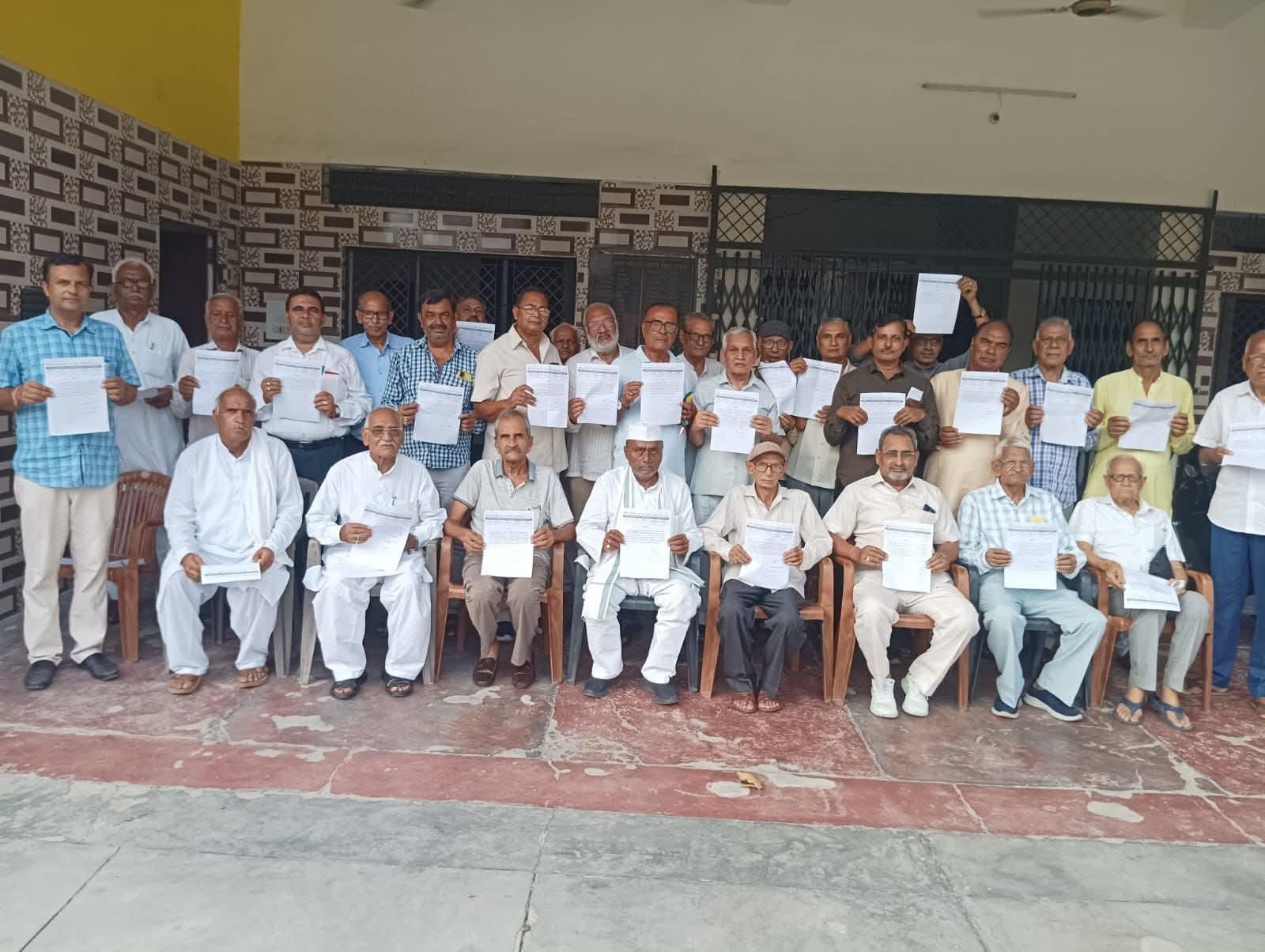 वीरेन्द्र वर्मा विचार मंच ट्रस्ट की नवगठित कार्यकारिणी ने ली शपथ