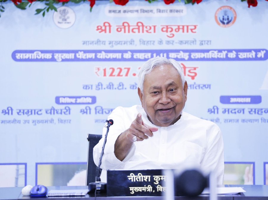 सीएम नीतीश कुमार ने 1.11 करोड़ पेंशनधारकों के खाते में ट्रांसफर की राशि