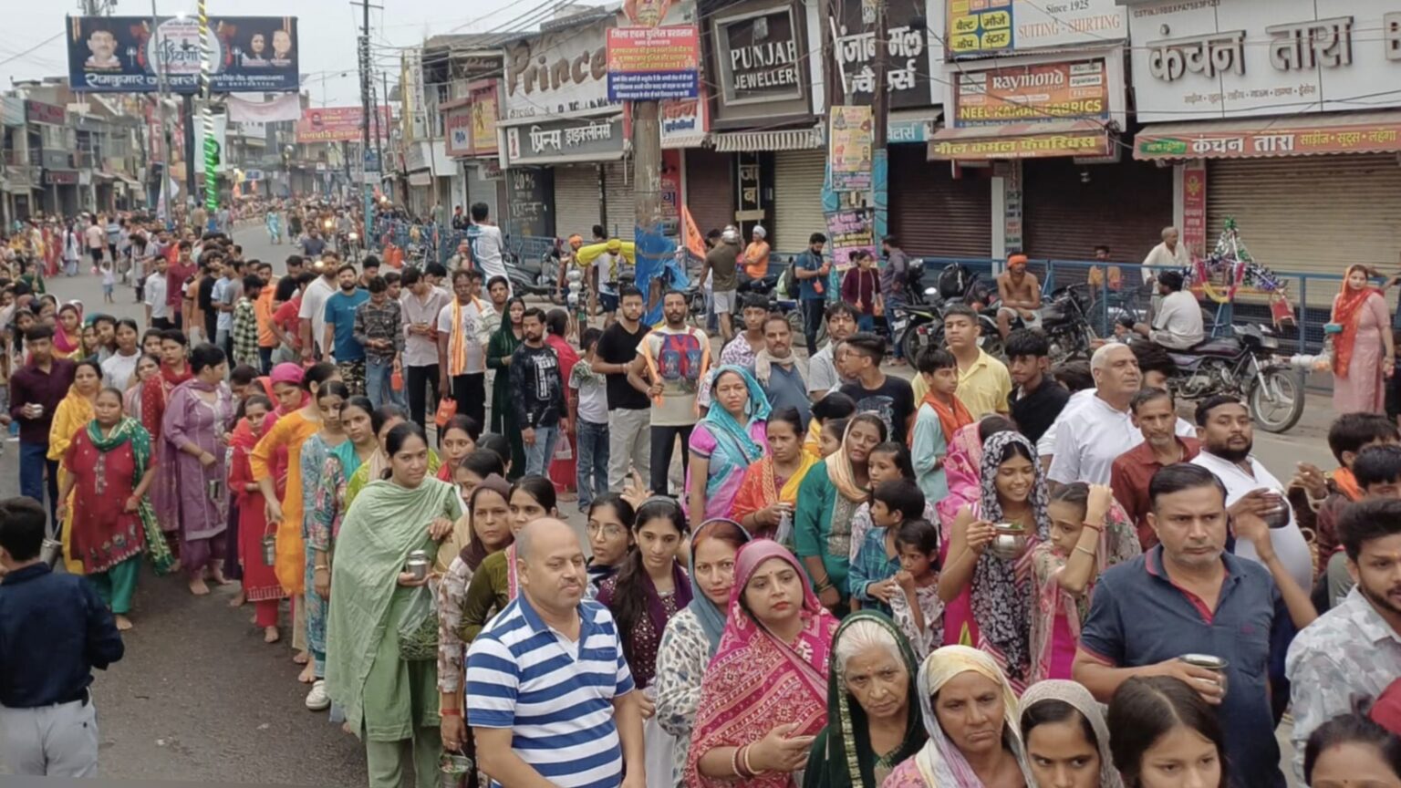 शिवरात्रि पर शिवालयों में उमड़ी लाखों की भीड़, मंत्रोच्चार और भजनों से गूंजा शहर