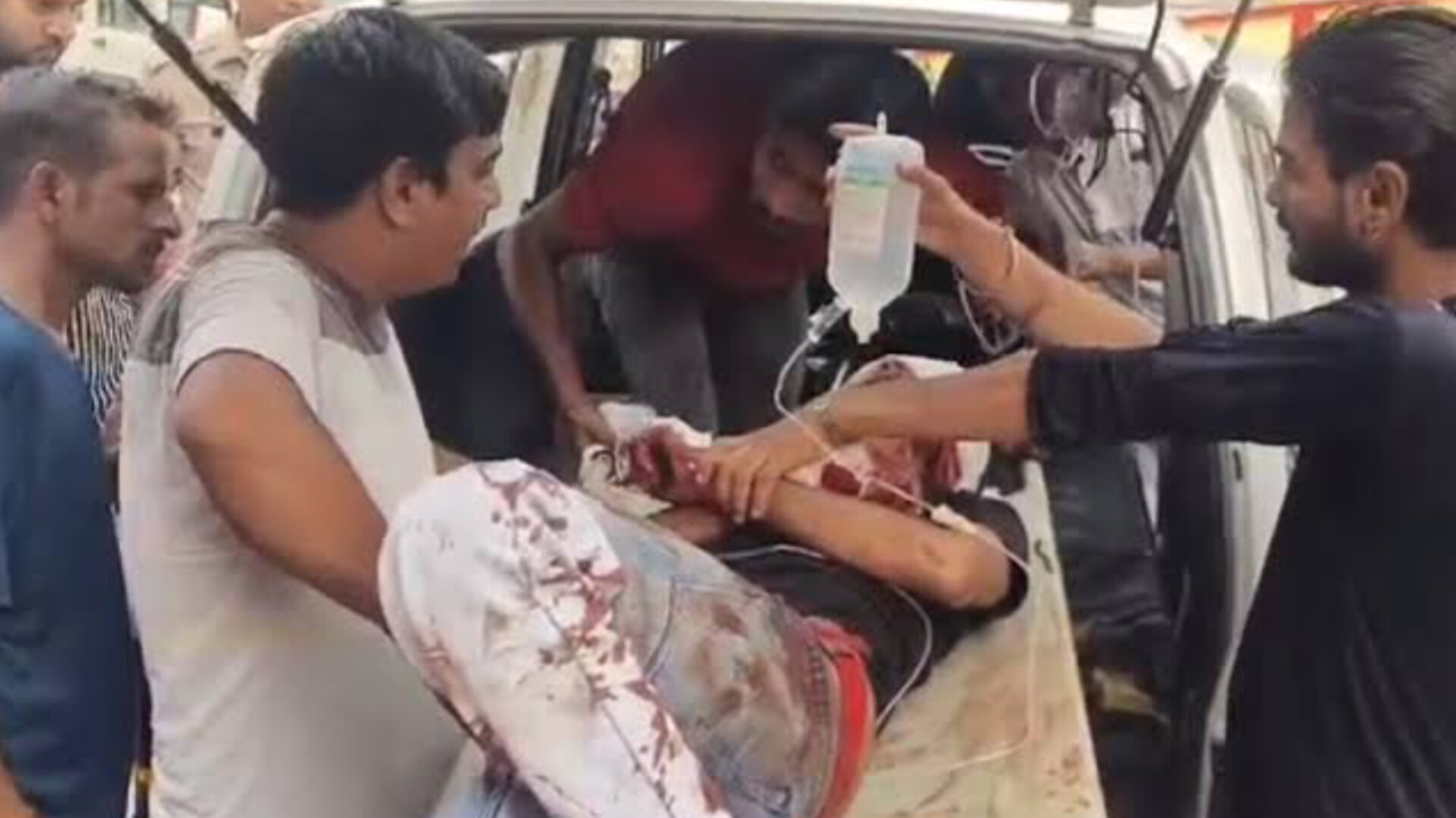 खतौली मोड़ पर भीषण हादसा: ट्रक की टक्कर से मां-बेटे की मौत, 11 घायल