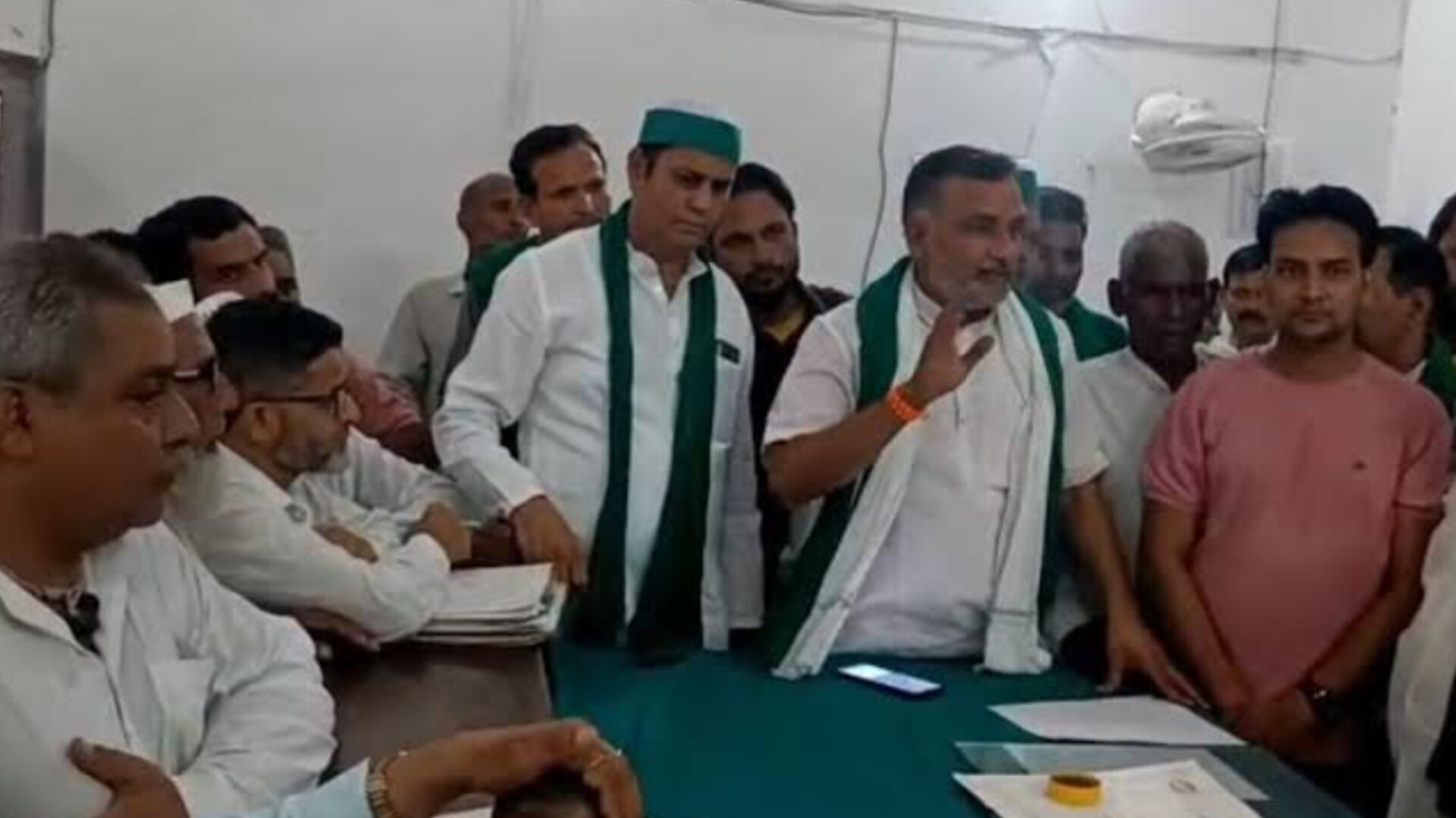 चकबंदी कार्यालय में भ्रष्टाचार के खिलाफ भाकियू का प्रदर्शन, डीएम को सौंपा ज्ञापन