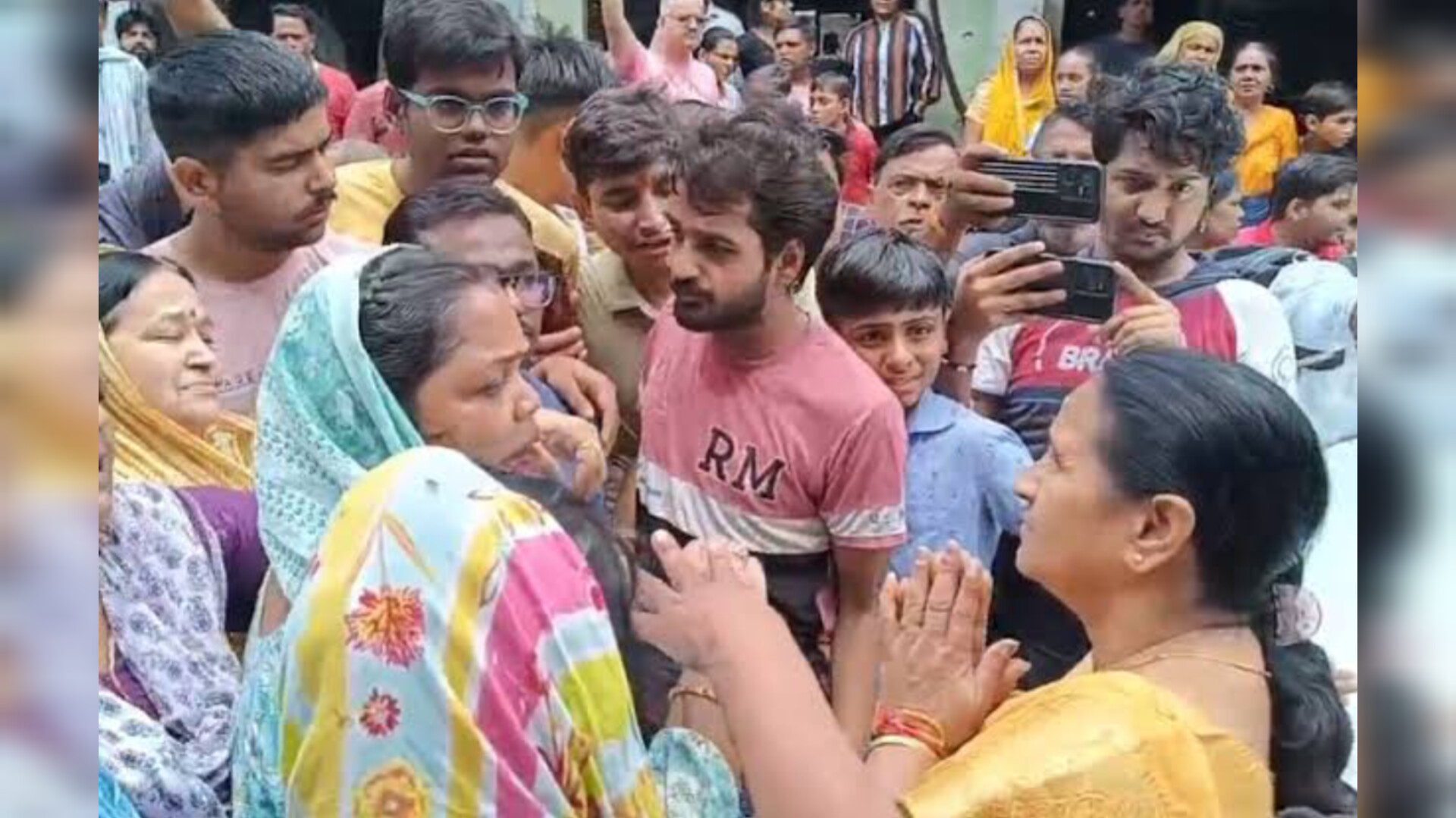 रामलीला टिल्ला में जलभराव से हाहाकार, लोगों ने सड़क जाम कर जताया विरोध