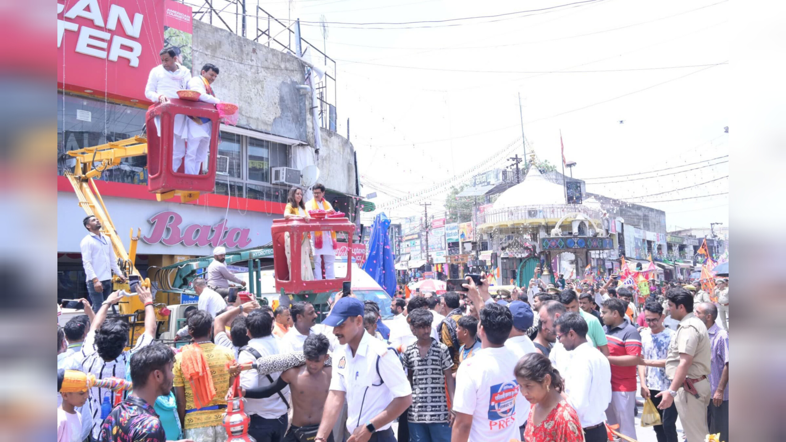 श्रद्धा, सेवा और सम्मान का संगम: मुजफ्फरनगर में जनप्रतिनिधियों ने कांवड़ियों पर बरसाए पुष्प