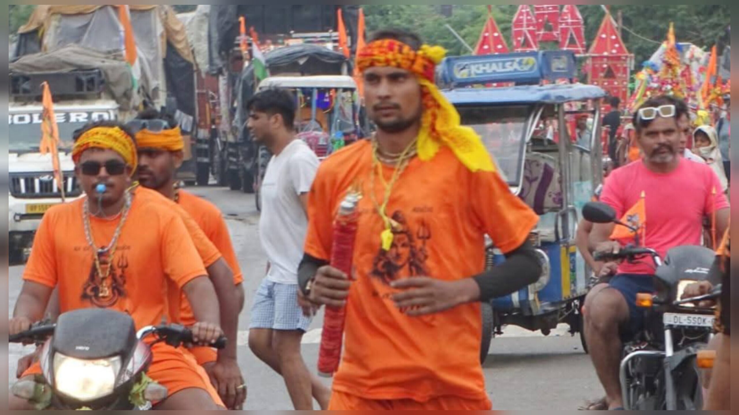 मुजफ्फरनगर: 'हर हर महादेव' की गूंज से शिवमय हुआ शहर, डाक कांवड़ियों ने भरा जोश