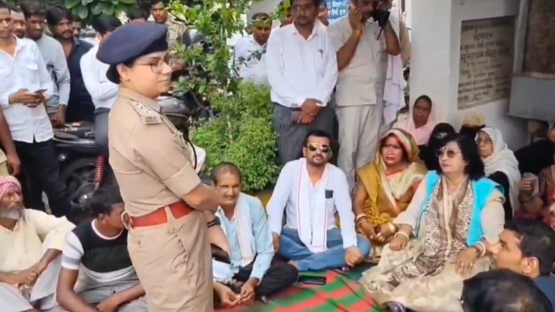 समर्थकों पर मुकदमे से नाराज मंत्री प्रतिभा शुक्ला ने थाने पर दिया धरना