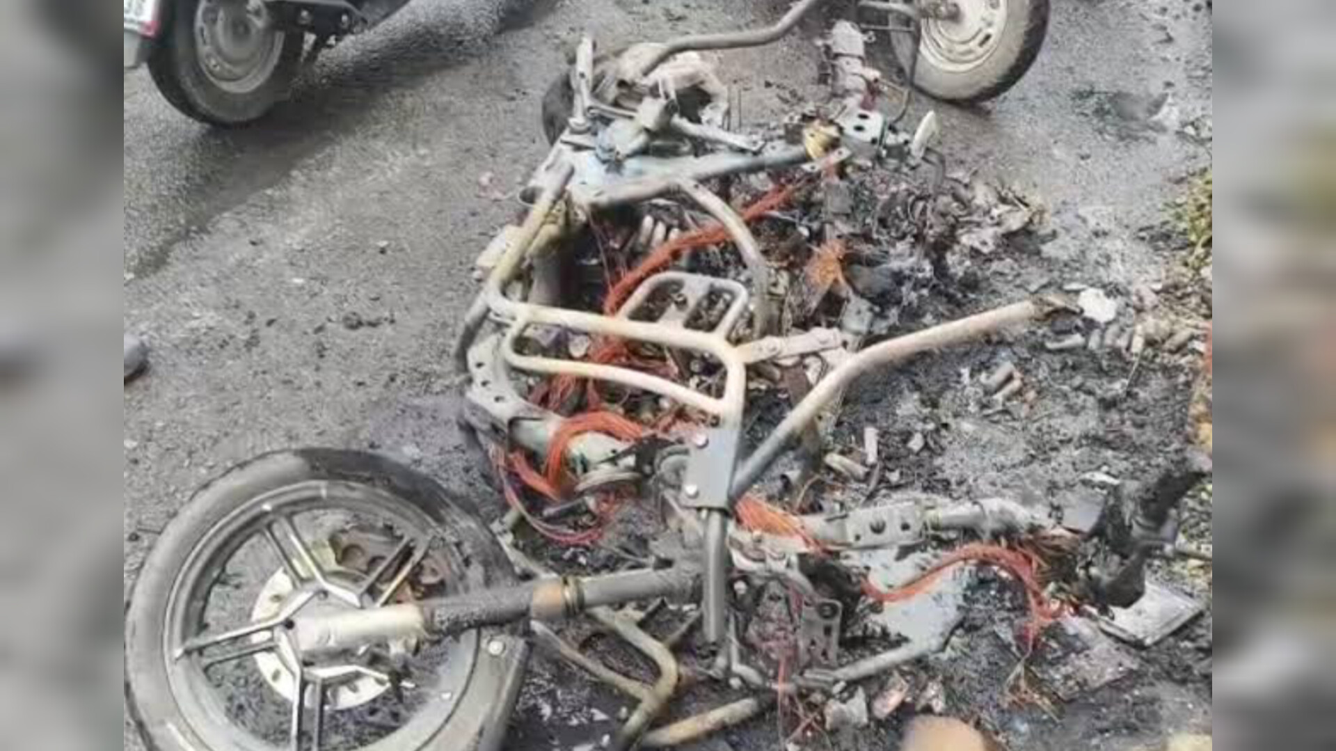 स्कूल जा रहे छात्रों की इलेक्ट्रिक स्कूटी में लगी आग, समय रहते कूदकर बचाई जान