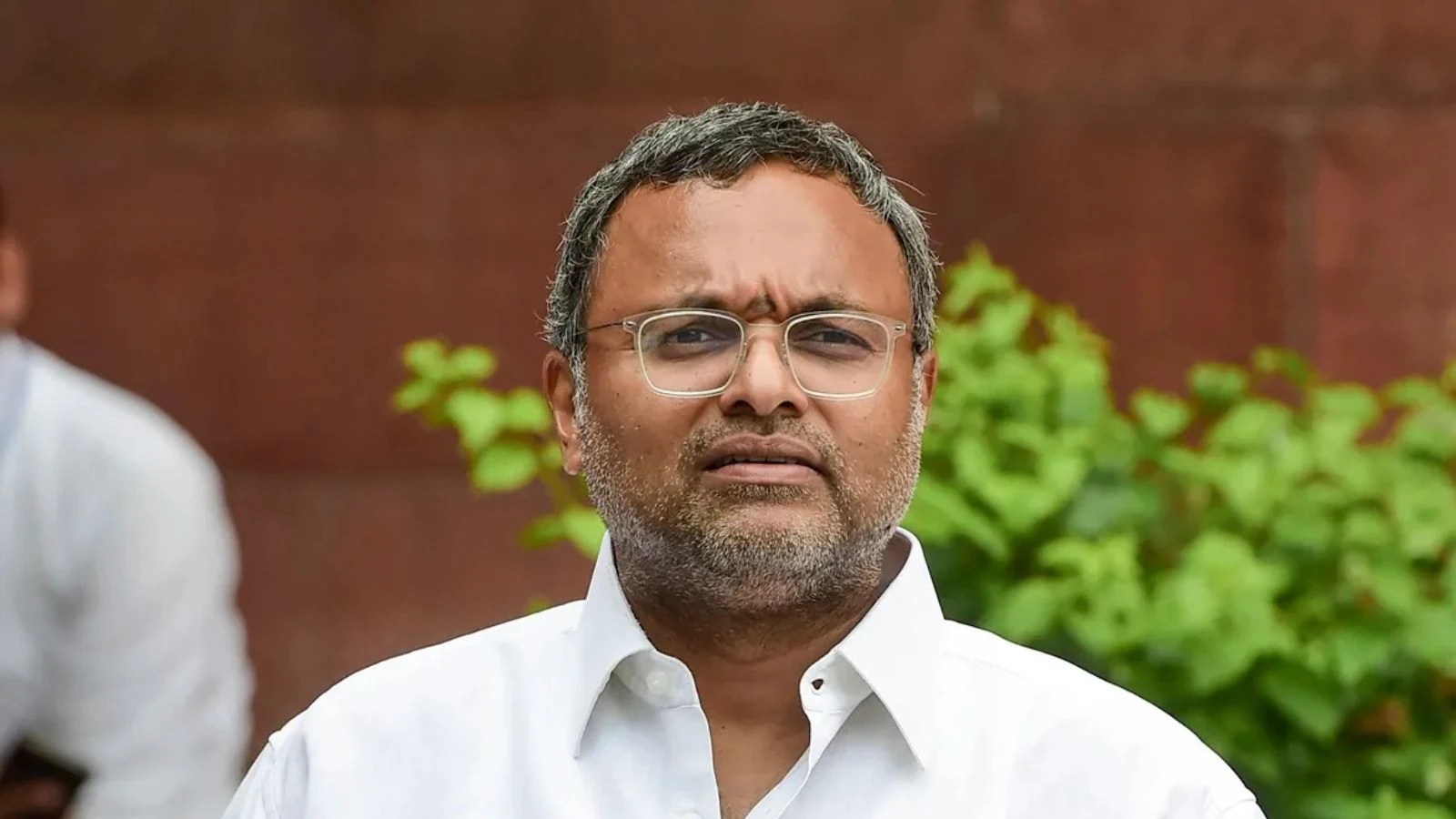 कार्ति की विदेश यात्रा पर अटका मामला: सीबीआई ने ‘किंगफिशर सांसद’ का दिया उदाहरण