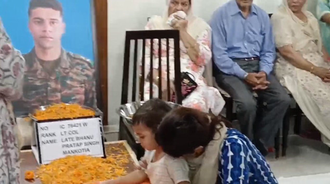 शहीद कर्नल भानू प्रताप को अंतिम विदाई: ताबूत से लिपट रोती रही पत्नी