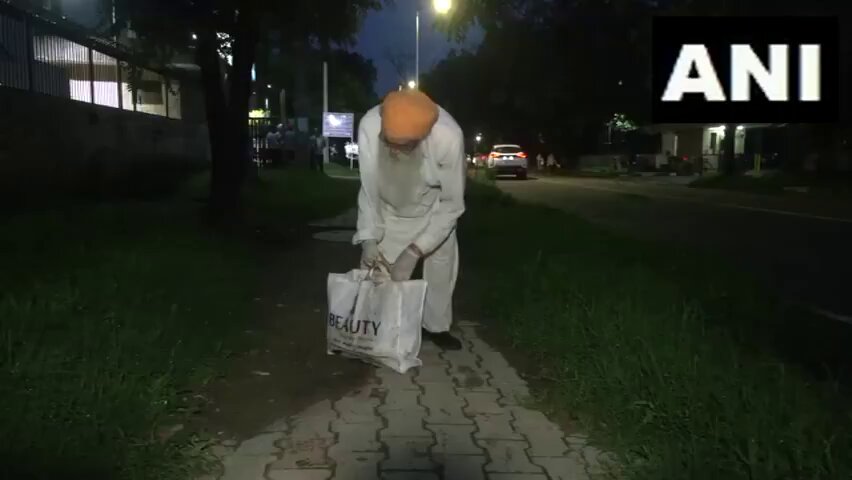 सेवा की उम्र नहीं होती: चंडीगढ़ की सड़कों पर सफाई करते 87 वर्षीय रिटायर्ड डीआईजी