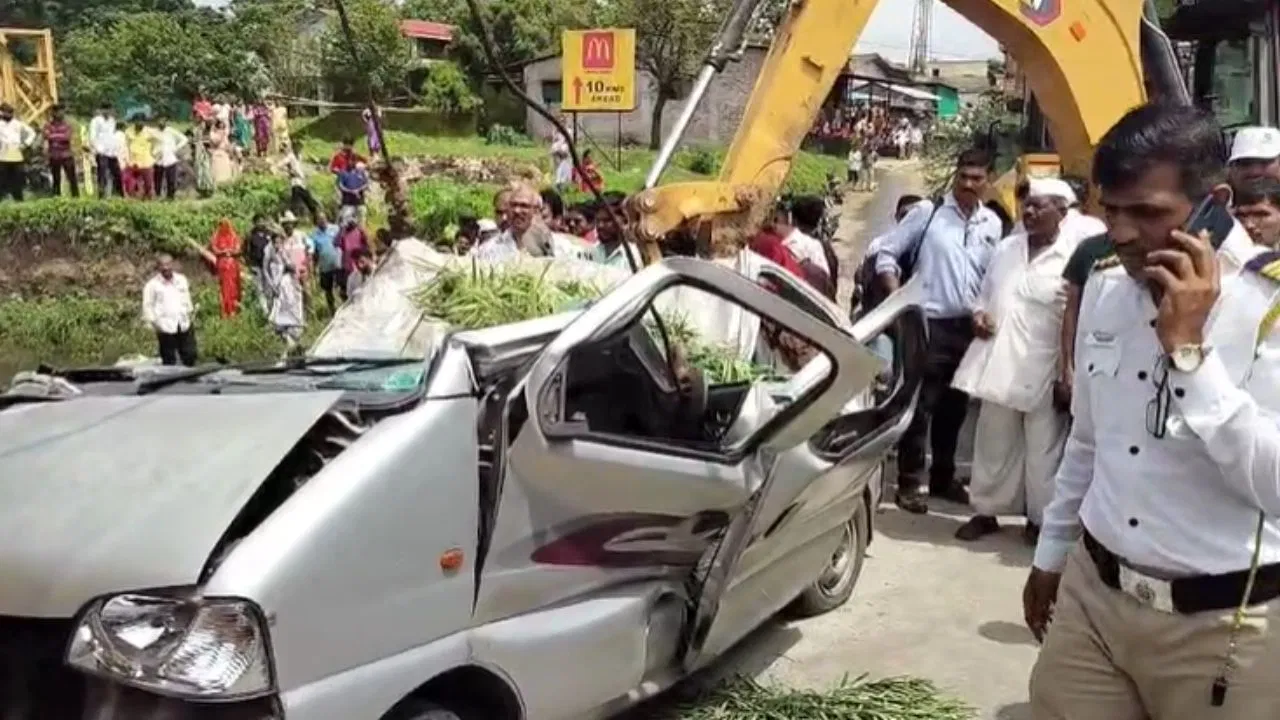 महाराष्ट्र में दर्दनाक हादसा: इगतपुरी में कार पर पलटा कंटेनर, चार श्रद्धालुओं की मौत