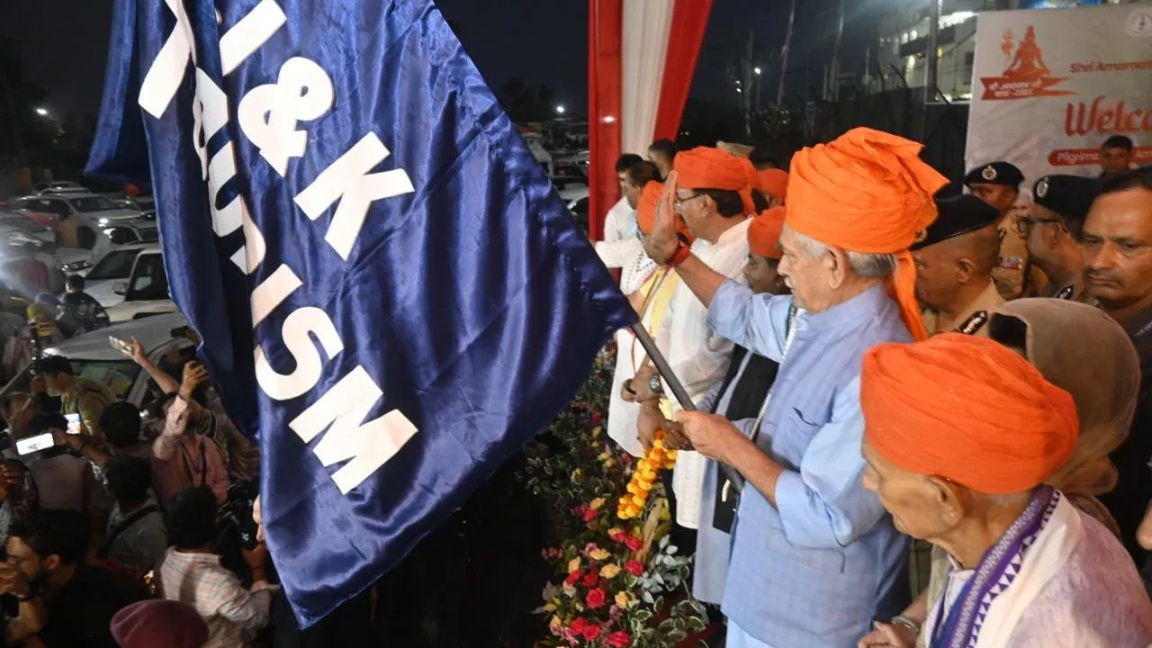 कड़ी सुरक्षा के बीच अमरनाथ यात्रा शुरू, पहले जत्थे को एलजी ने दिखाई हरी झंडी